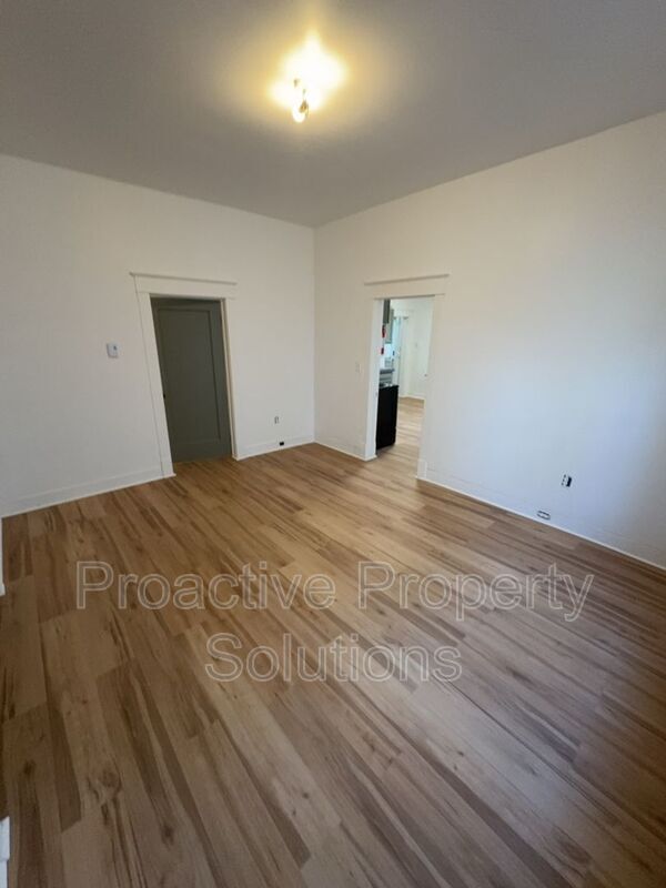 Foto del edificio - 1028 N Webster Ave