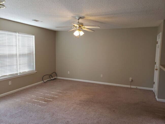 Building Photo - Spacious 4 bedroom 3 bath townhome in Morrow