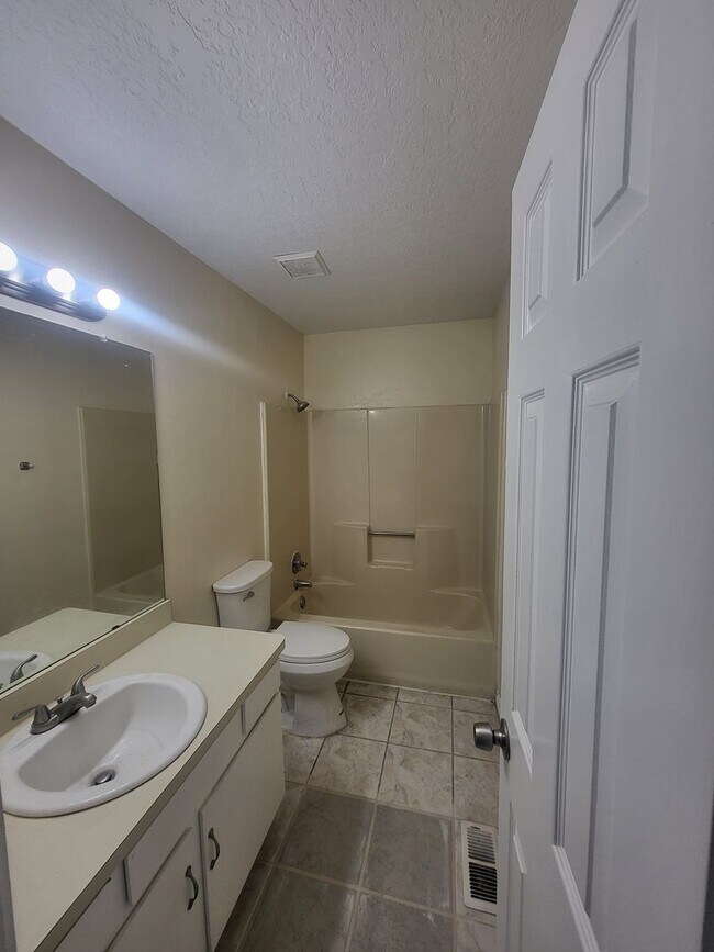 Foto del edificio - North valley 3 bedroom 2/BA 1245/sf 1/CG 2...