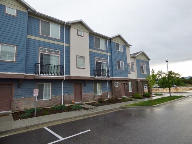 3 Primary Suites 2 Car Garage Townhome in Sandy - 3 Primary Suites 2 Car Garage Townhome in Sandy