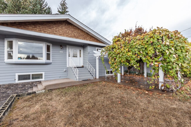 Building Photo - 2086 Majestic Crescent