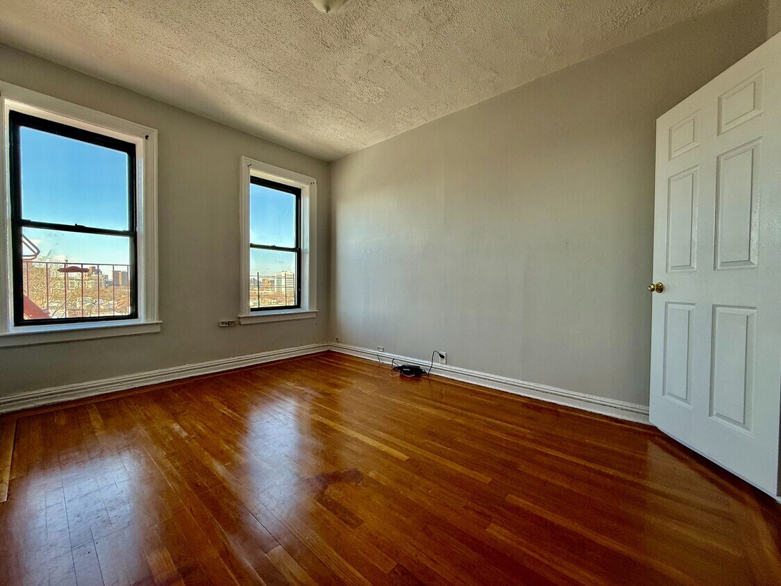 Foto principal - 1845 Hobart Ave