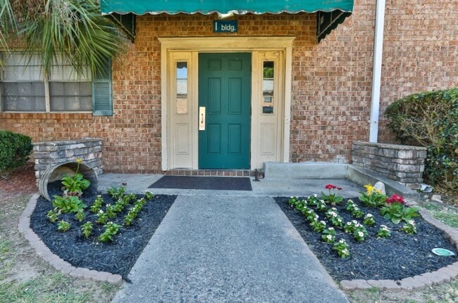 Building Photo - Courtyards Apartments