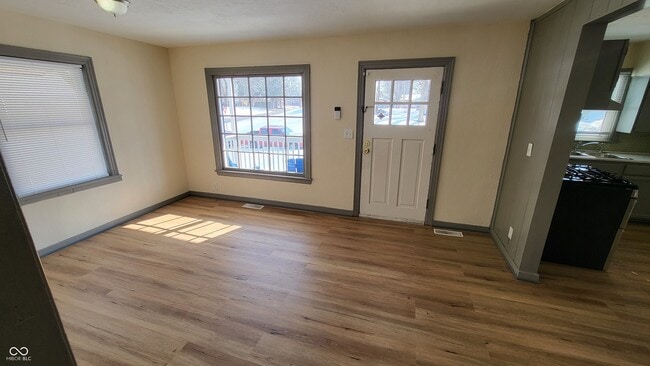 Building Photo - 1604 W 11th St