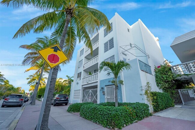 Building Photo - 335 Collins Ave