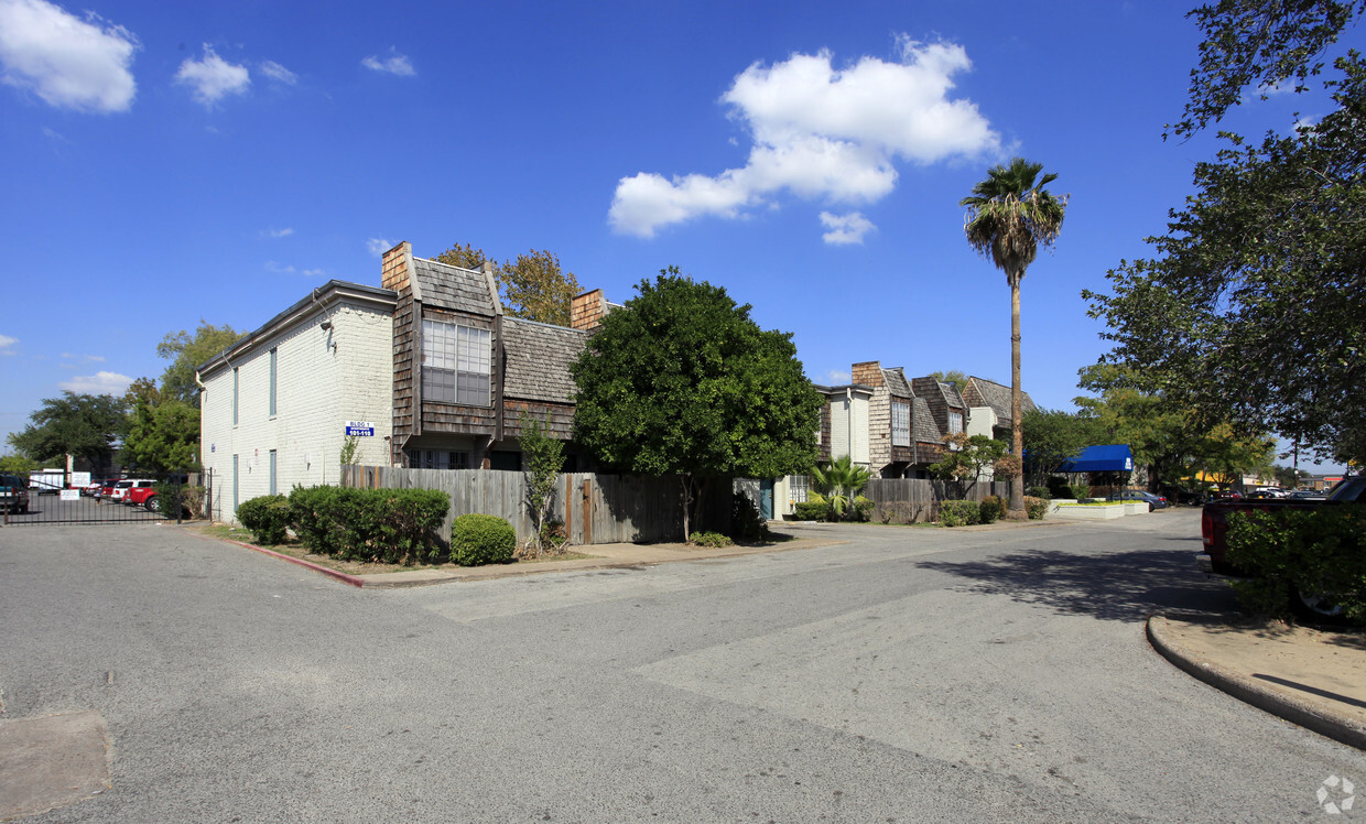 Primary Photo - Alexander House Apartments