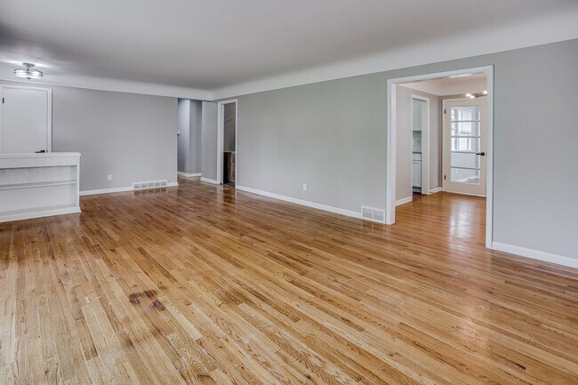 Foto del edificio - 7071 Izard St