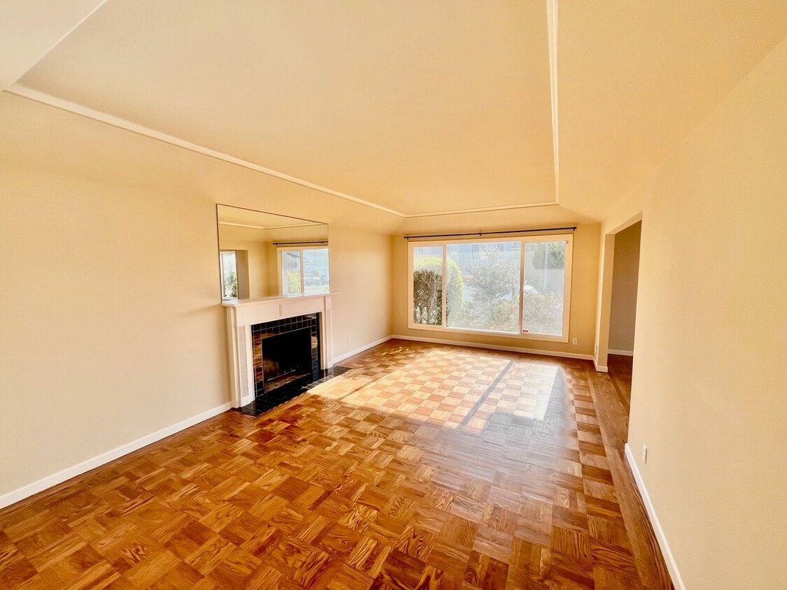 Primary Photo - GORGEOUS, BEAUTIFULLY MAINTAINED 3 BED/2 B...