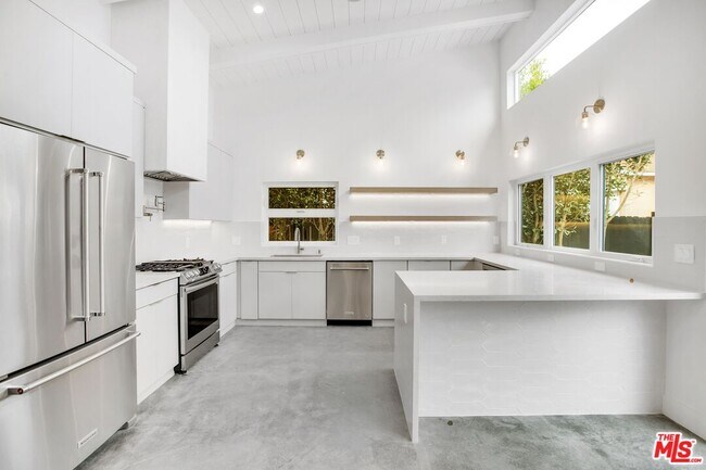 Foto del edificio - 2723 Burkshire Ave