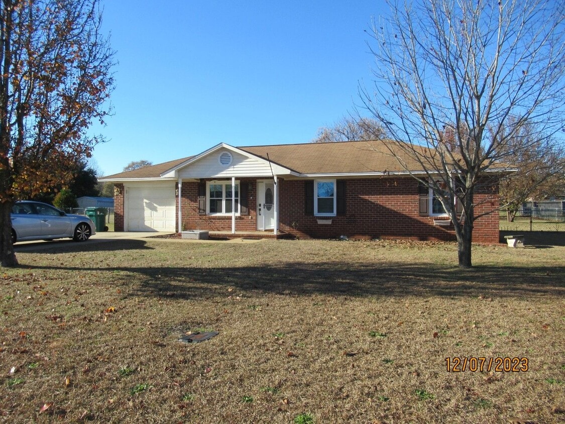 Primary Photo - Minutes From SHAW AFB- 3 Bedroom, 2 Bathro...