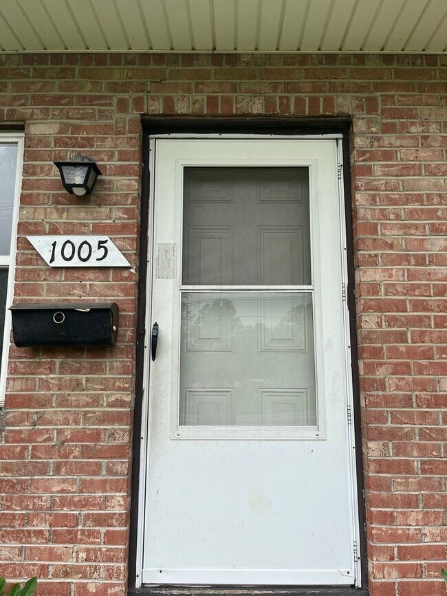 Building Photo - 2 Bedroom 1.5 Bathroom in West Columbus