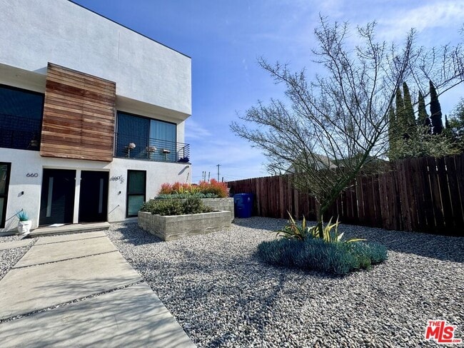 Building Photo - 660 N Mariposa Ave