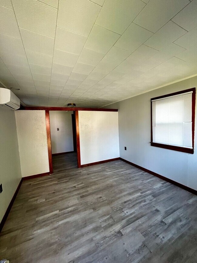 Building Photo - 1 Bedroom Home