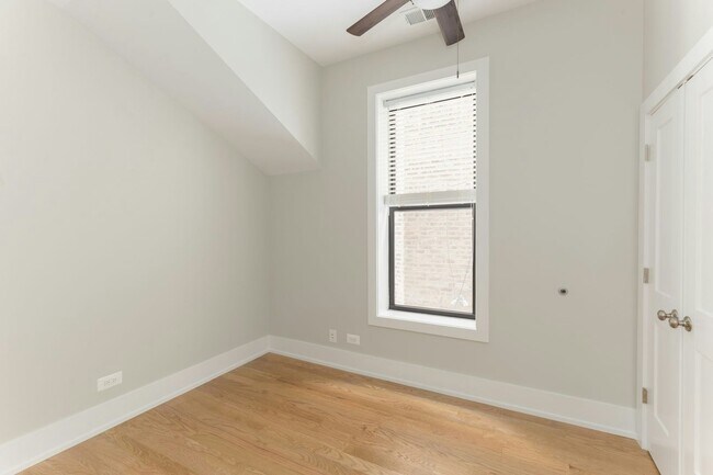 Building Photo - 3525 N Wilton Ave