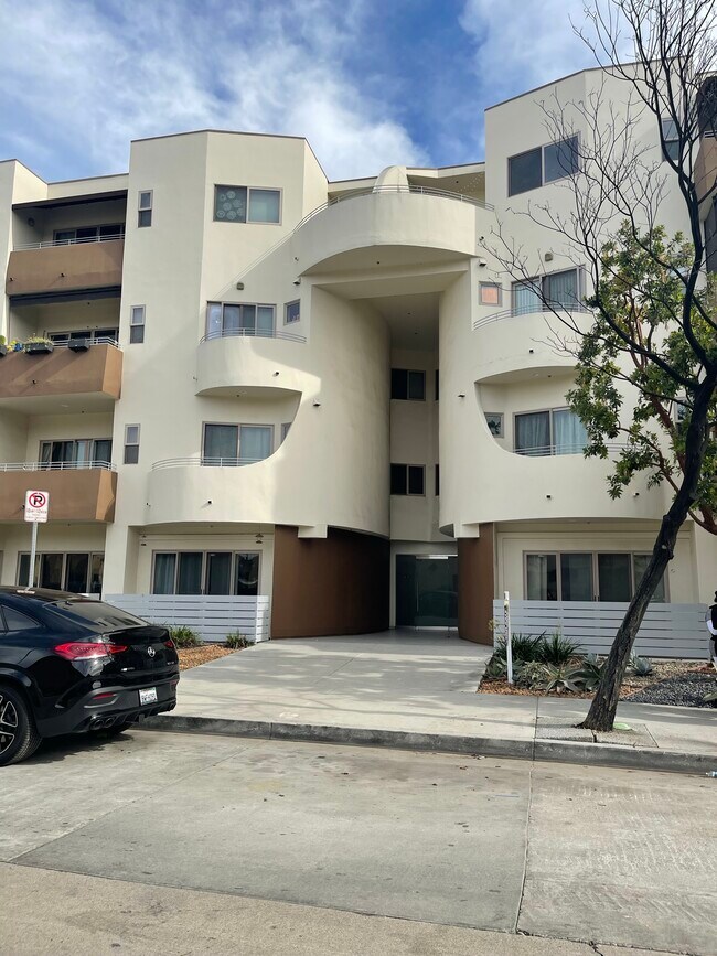 Foto del edificio - 5016 Bakman Ave