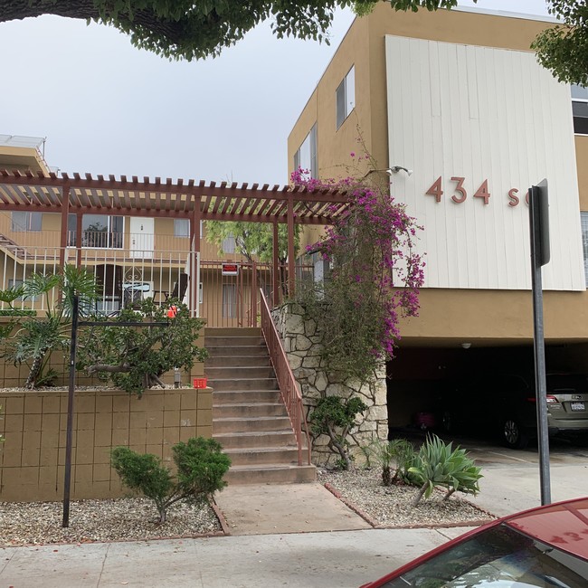 Front of Building - 434 S 6th St