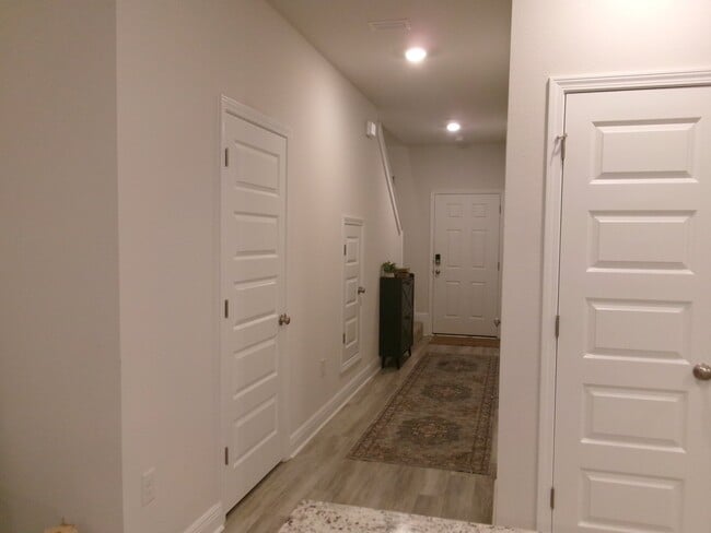 Building Photo - 7138 Village Ln