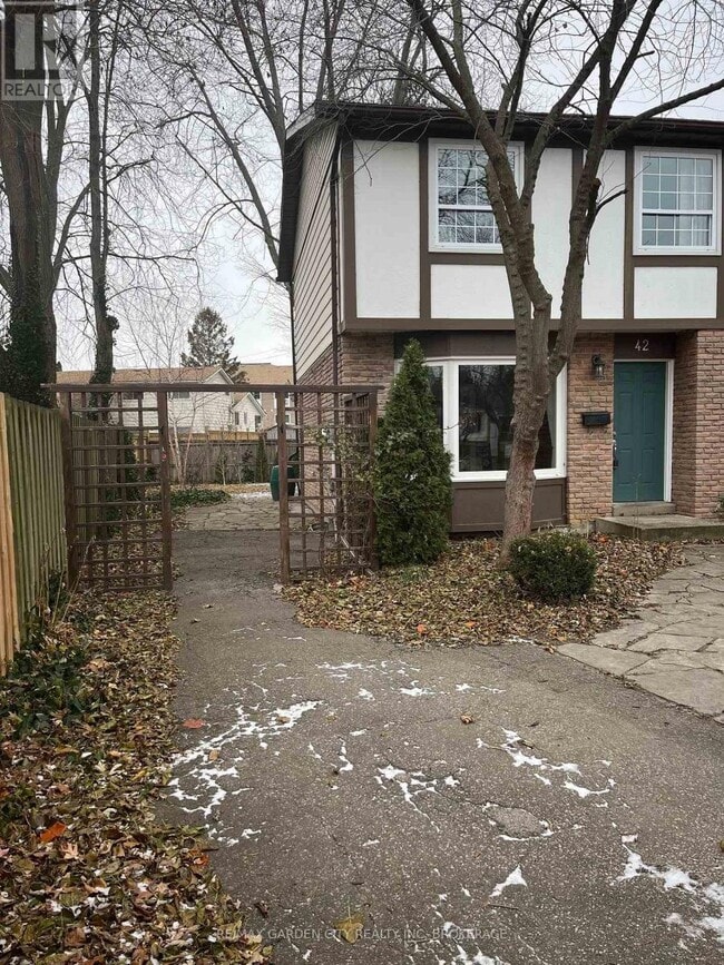 Building Photo - 42 Oakmeadow Pl