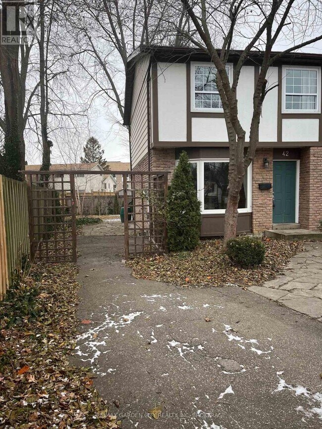 Photo du bâtiment - 42 Oakmeadow Pl