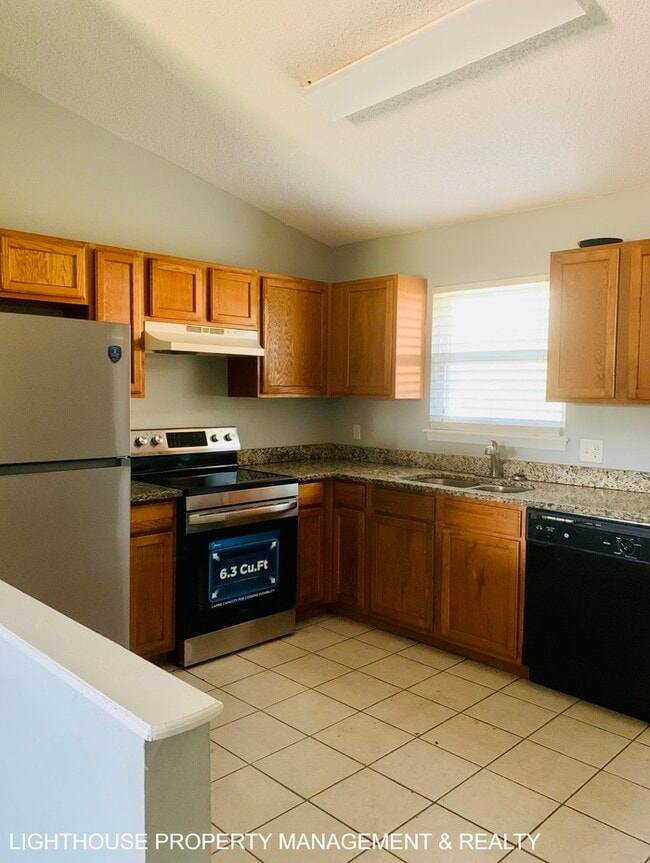 Foto del edificio - Renovated 2/1 Westside Duplex