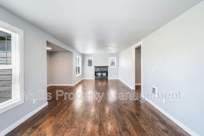 Building Photo - 415 S 11th St