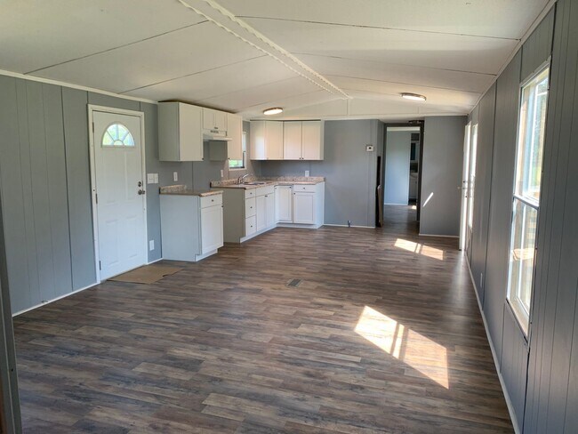 Building Photo - 2 bedroom 2 bath mobile home located in Jo...