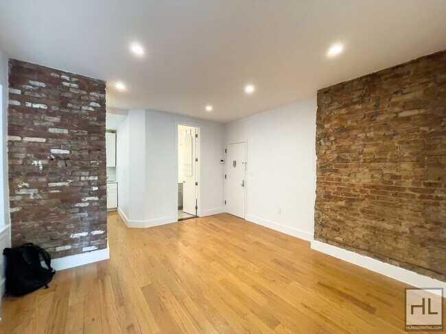 Foto del edificio - Renovated 2-Bedroom with Private Backyard + 1,500 Sq Ft Recreation Space | Fort Greene
