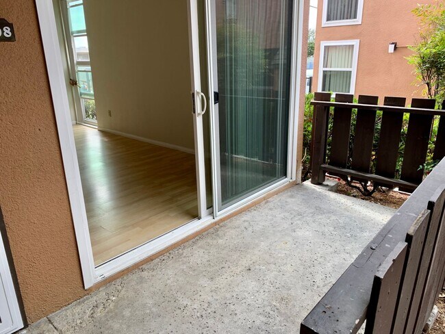 Building Photo - SPACIOUS 3-BEDROOM / 2-BATH APARTMENT IN C...