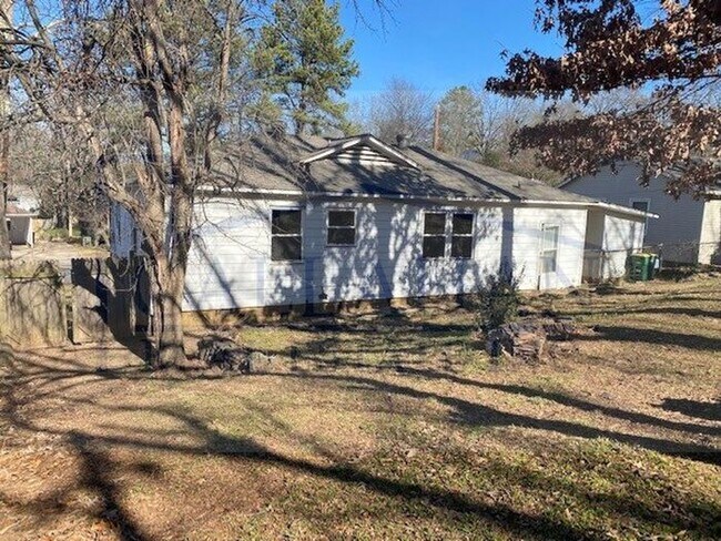 Building Photo - Updated NLR 2 Bed Home, 2 Living Areas