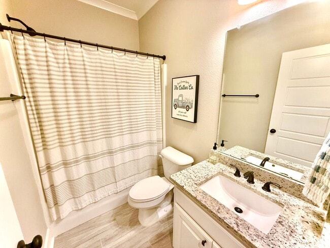 Foto del edificio - Desirable 4-Bedroom Home Overlooking Lake ...