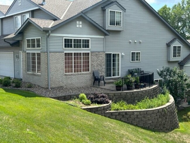 Foto del edificio - Very Spacious Townhome in great area in Apple Valley. Avail Oct 1