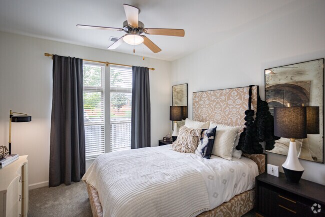 2BR, 2BA - B1 - 1092SF - Dormitorio principal - The Residence at Old Hickory Lake