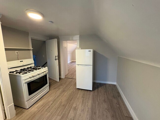 Building Photo - 96 Hall St