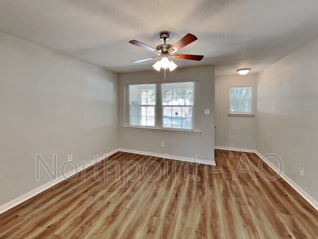Foto del edificio - 1754 E Red Bird Ln