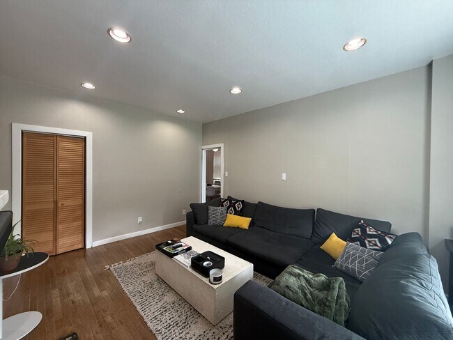 Building Photo - Modern 3-Bedroom Retreat in the Heart of C...