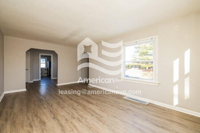 Building Photo - 4204 Sylvan Dr