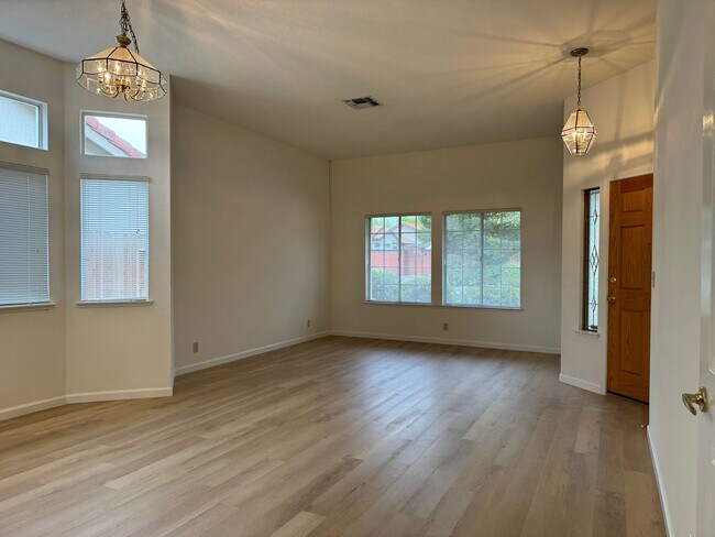 Foto del edificio - Charming Roseville home with new LVP floor...