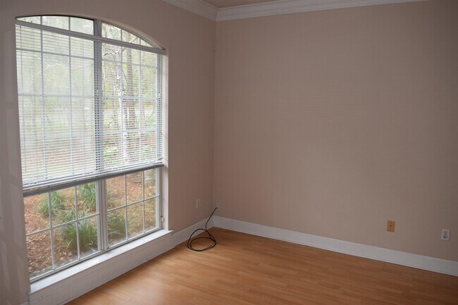 Foto del edificio - 7658 McClure Dr
