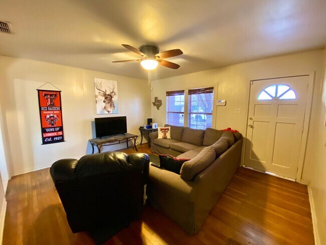 Foto del edificio - Pre-Leasing for Fall 2025! Four Bedroom in...