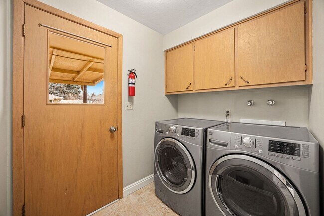 Building Photo - Central Loveland 4 bedroom, 2.5 bathroom h...