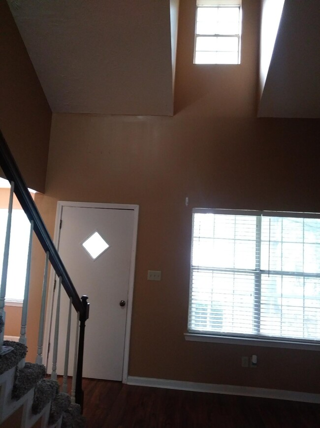 Vaulted ceiling in living room - 23 Partridge Cv