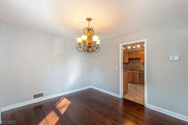 Building Photo - 484 Broughton Ave