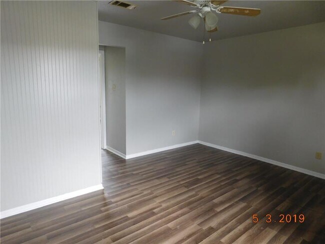 Building Photo - 207 North Dr