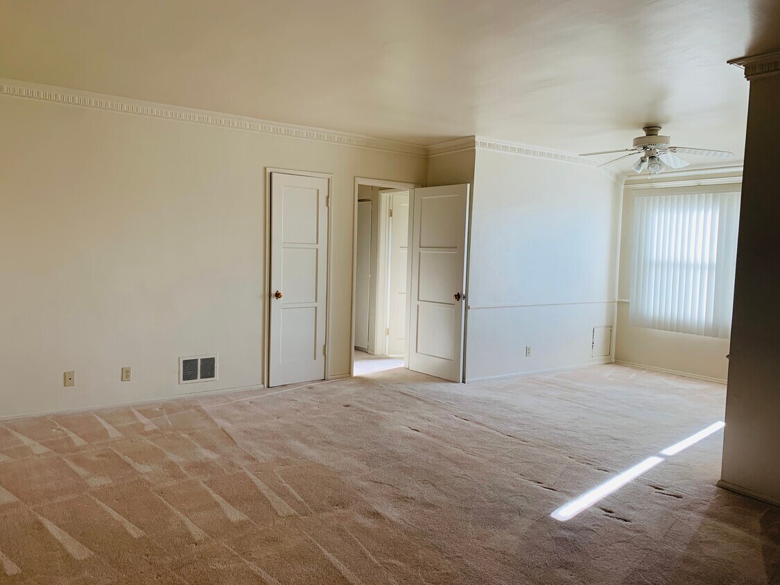 Primary Photo - 1120 S Orange Dr