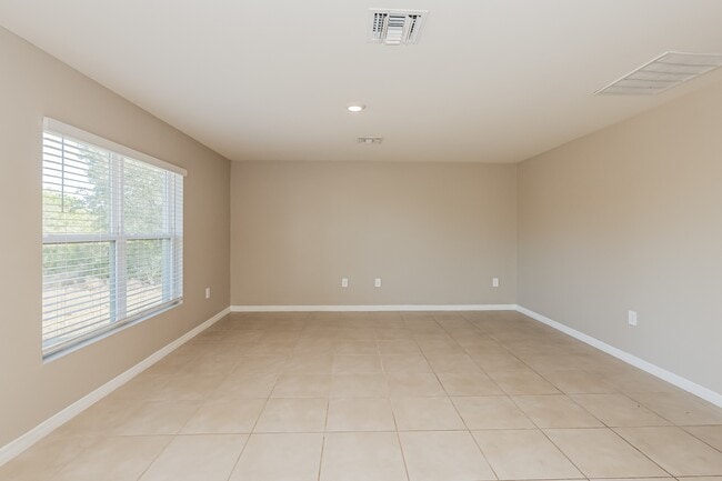 Building Photo - 548 Woodview Dr