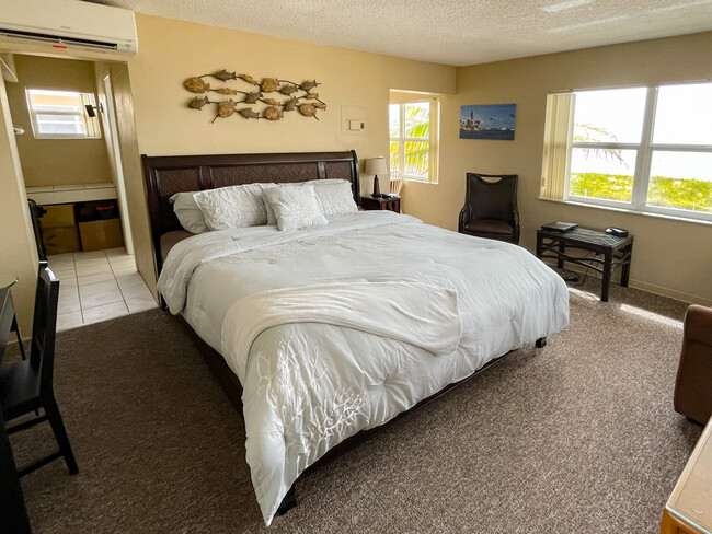 King Size bed - 4520 El Mar Dr