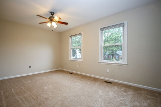 Building Photo - 130 Camelot Crescent