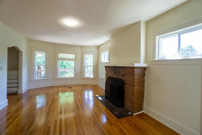 Foto del edificio - AVAILABLE 8/1/26 - Spacious First Floor Ap...