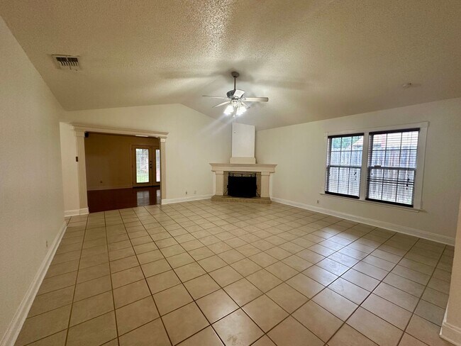 Foto del edificio - Great Location ~ 3/2 Single Story w/ tons ...