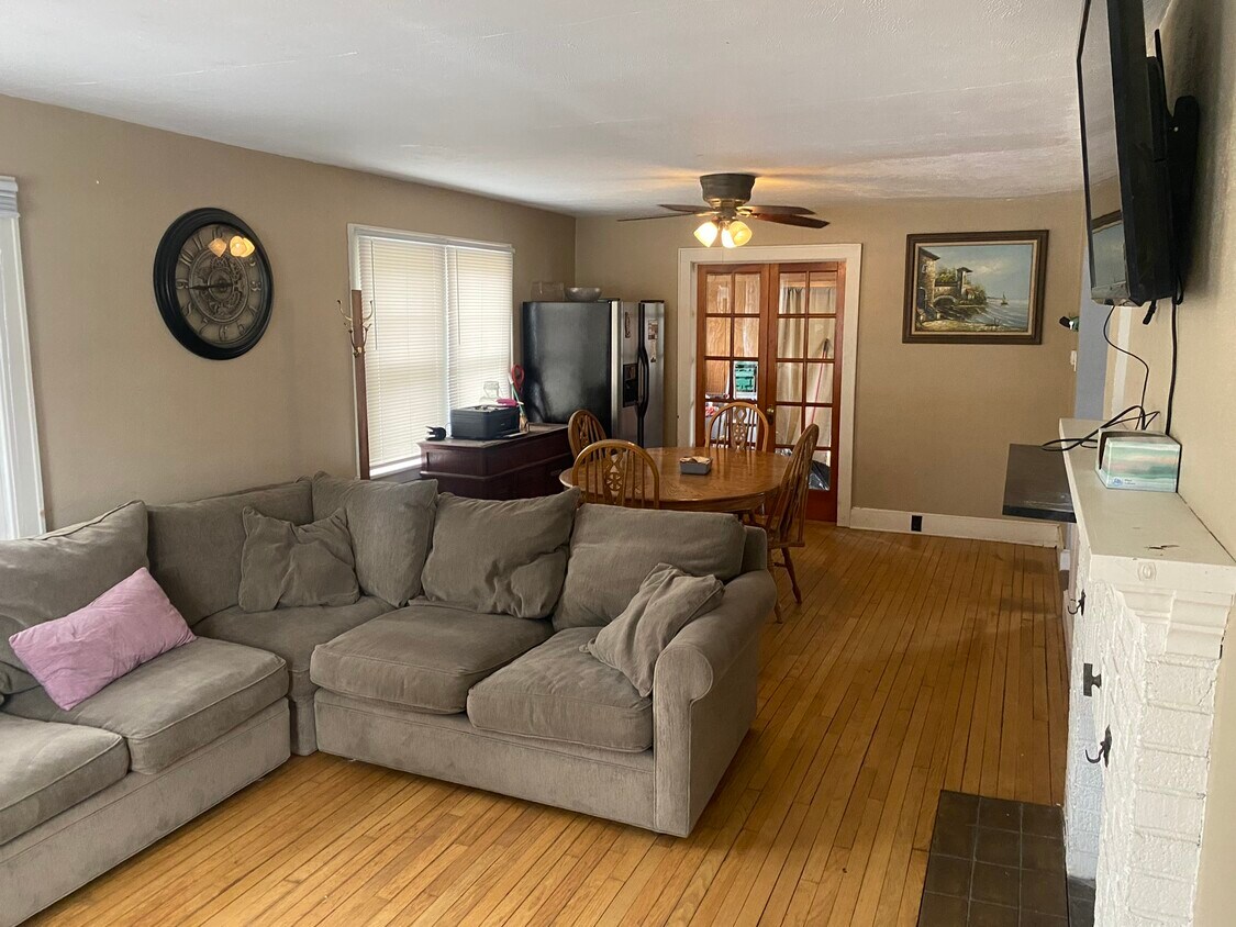 Living room - 1014 Broadway St N